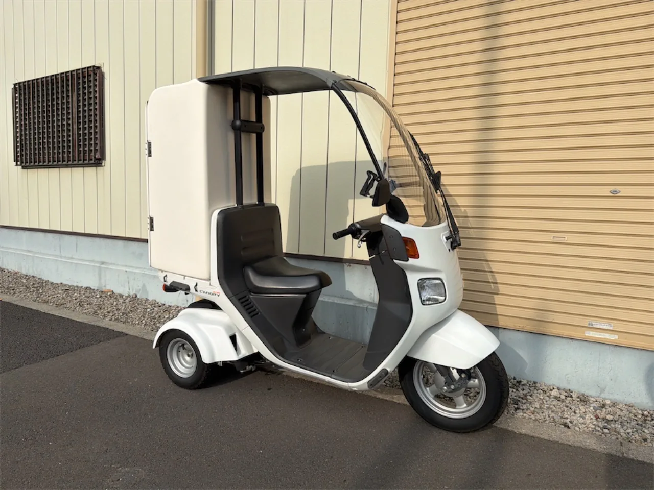 ホンダ ジャイロキャノピー 2021年式 白 大型デリボックス付 右斜め前からの全体像