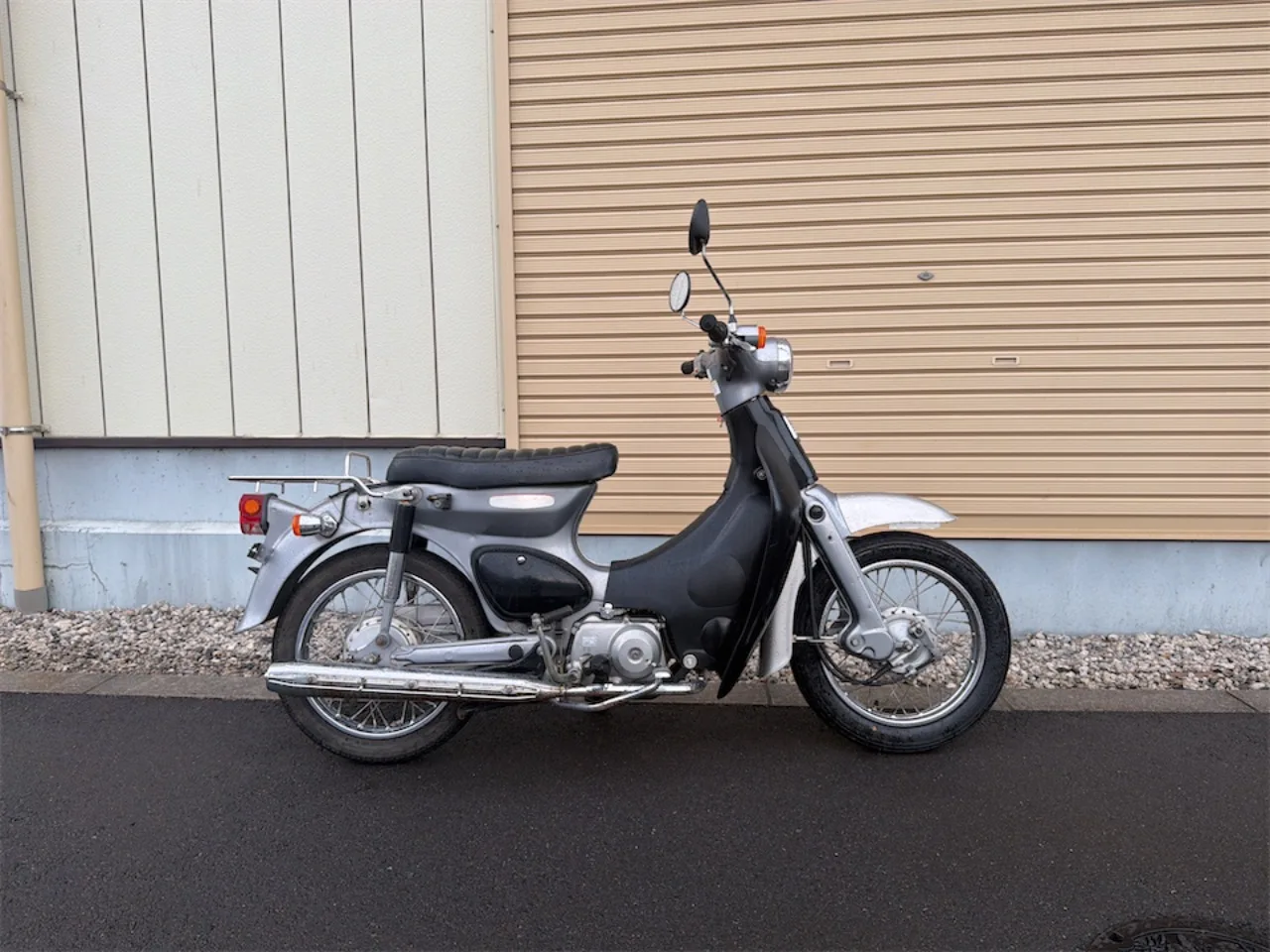 ホンダ リトルカブ シルバー 右側面からの全体像 ステンレスリアキャリアとカスタムシート