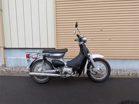 ホンダ リトルカブ シルバー 右側面からの全体像 ステンレスリアキャリアとカスタムシート