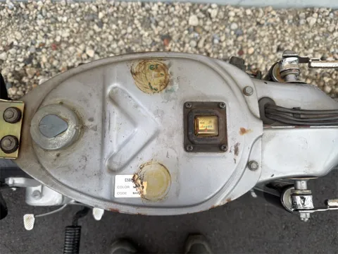 シート下の燃料タンク上面 ステッカー跡と型式ラベルC50L