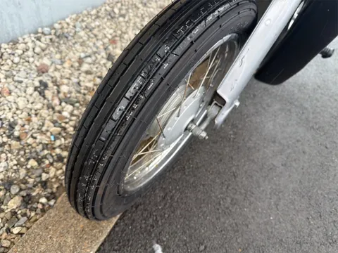 前輪タイヤのトレッド面 溝の残り具合とスポークホイール