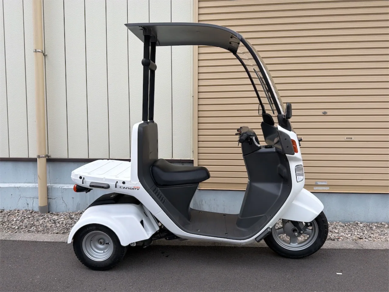 ホンダ ジャイロキャノピー 2018年式 白 デッキタイプ 右斜め前からの全体像