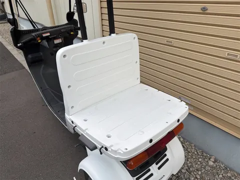 荷台（フラットデッキ）を上げた状態と背もたれ部