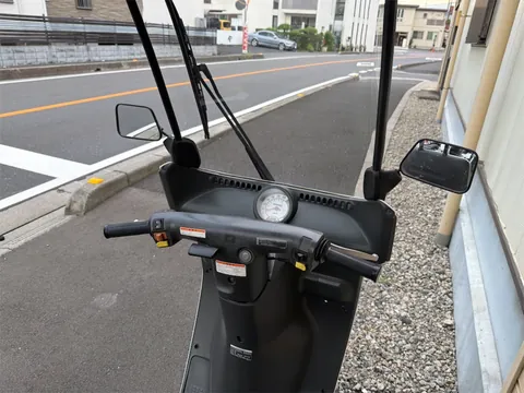 運転席視点のコクピット ハンドル・ミラー・メーター