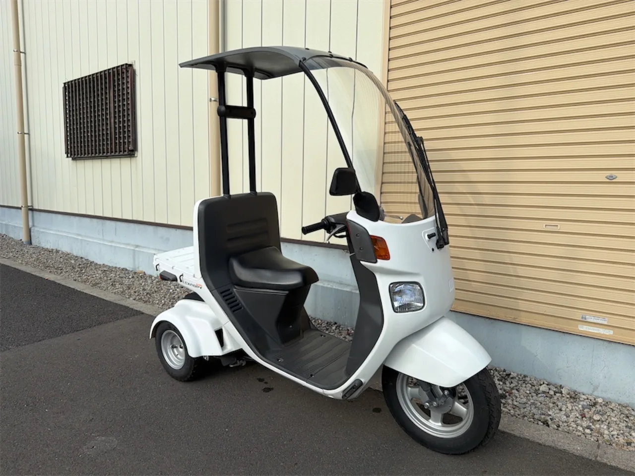 ホンダ ジャイロキャノピー 2021年式 白 デッキタイプ 右斜め前からの全体像