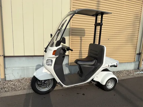 ジャイロキャノピー 白 左斜め前からの全体像 HONDAロゴとシート