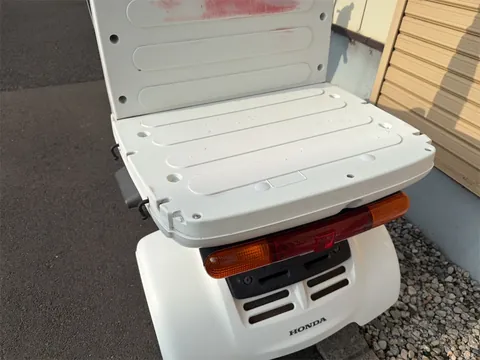 荷台（フラットデッキ）上面とリアのテールランプ・ウインカー