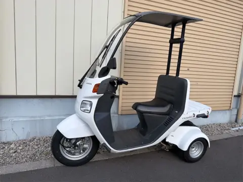 ホンダ ジャイロキャノピー 2022年式 白 デッキタイプ 左斜め前からの全体像