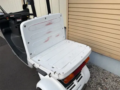 フラットデッキ荷台の近接 背板に使用に伴う擦れあり