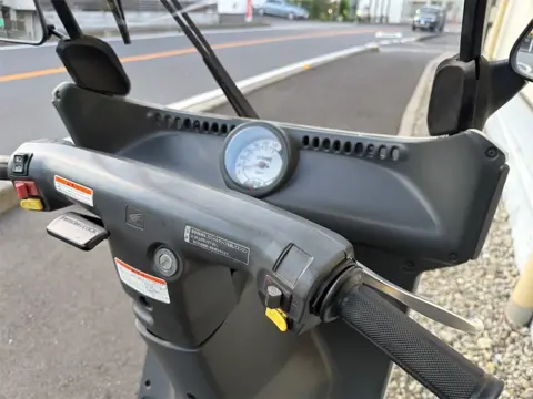 ハンドル周りと丸型スピードメーター