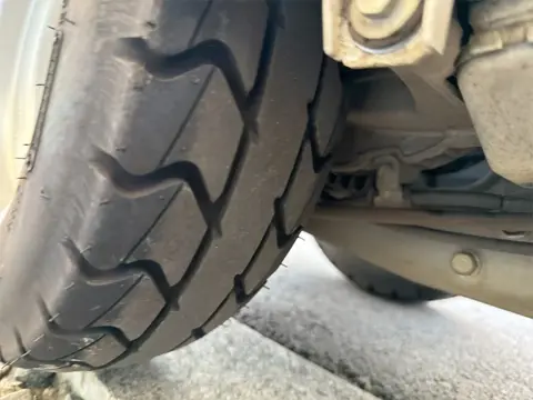 リアタイヤのトレッド面 残溝の状態
