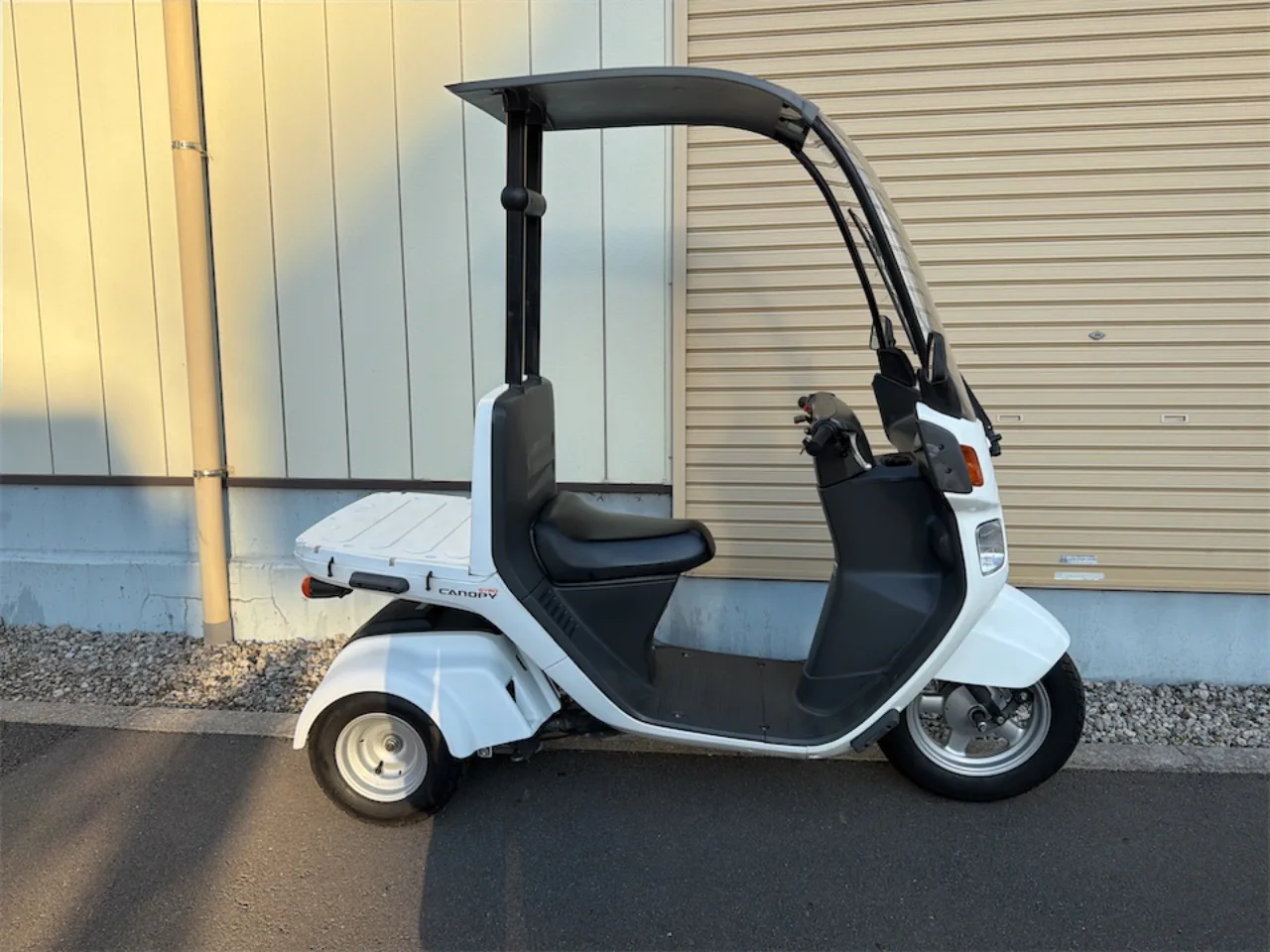 ホンダ ジャイロキャノピー 2022年式 白 デッキタイプ 右側面からの全体像