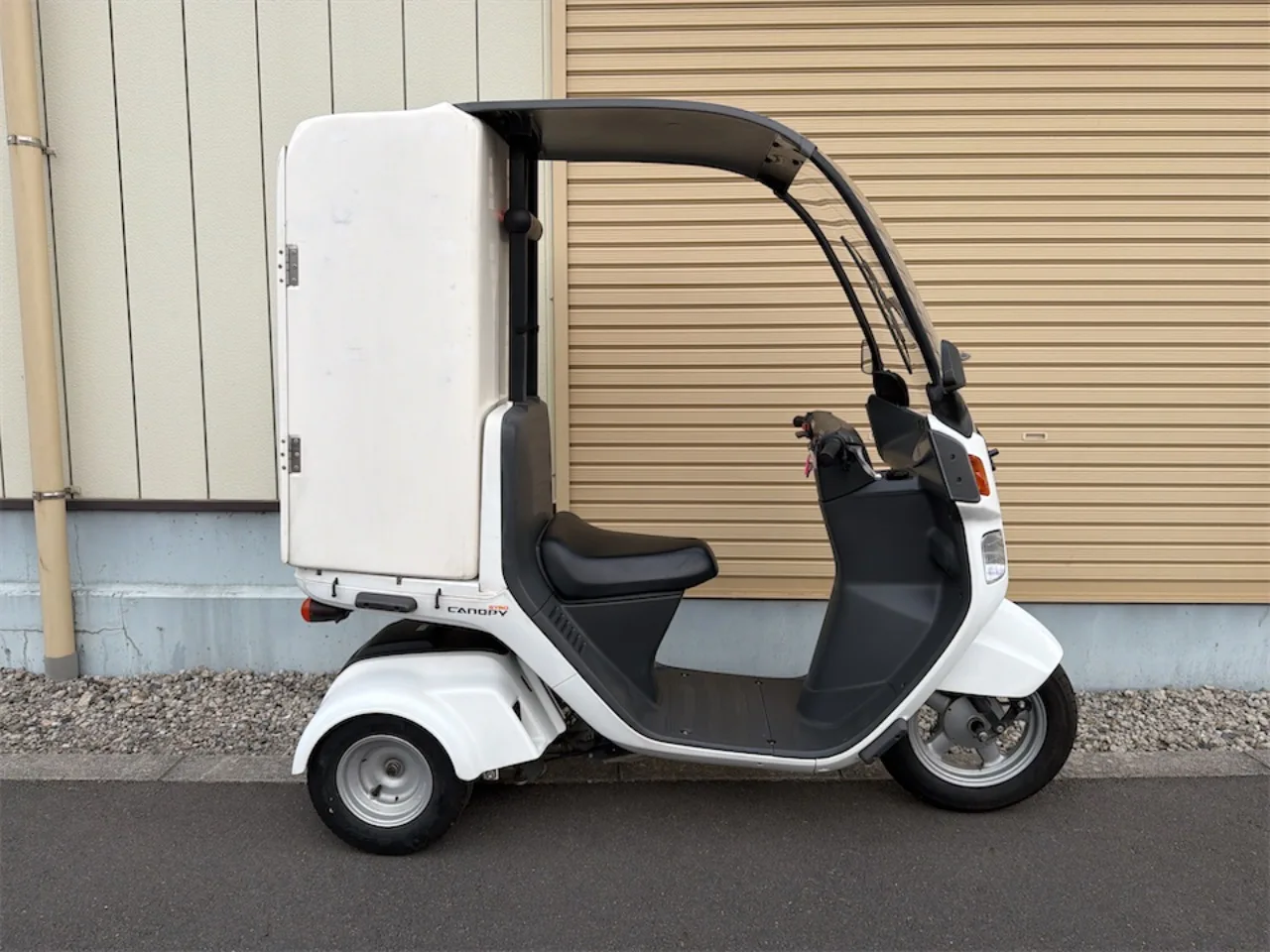 ホンダ ジャイロキャノピー 2022年式 白 デリボックス付き 左側面からの全体像