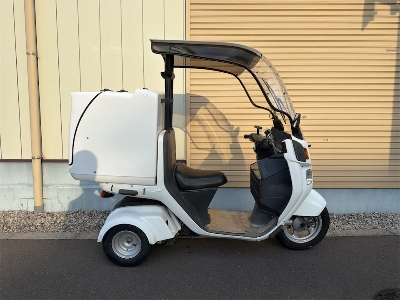 ホンダ ジャイロキャノピー 2014年式 白 右側面からの全体像 リアボックス付き