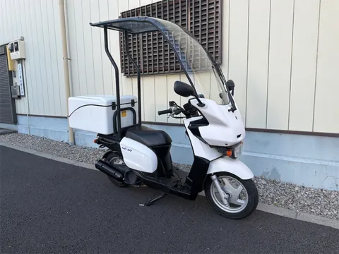 ヤマハ ギア 白 宅配ボックス・ルーフ付き 右前斜めからの全景