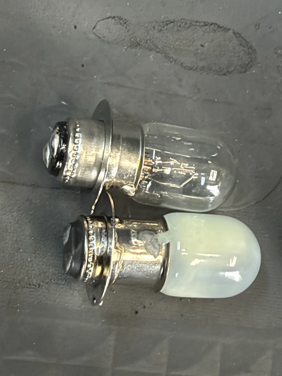 新品のバルブと白くなったバルブを並べたところ