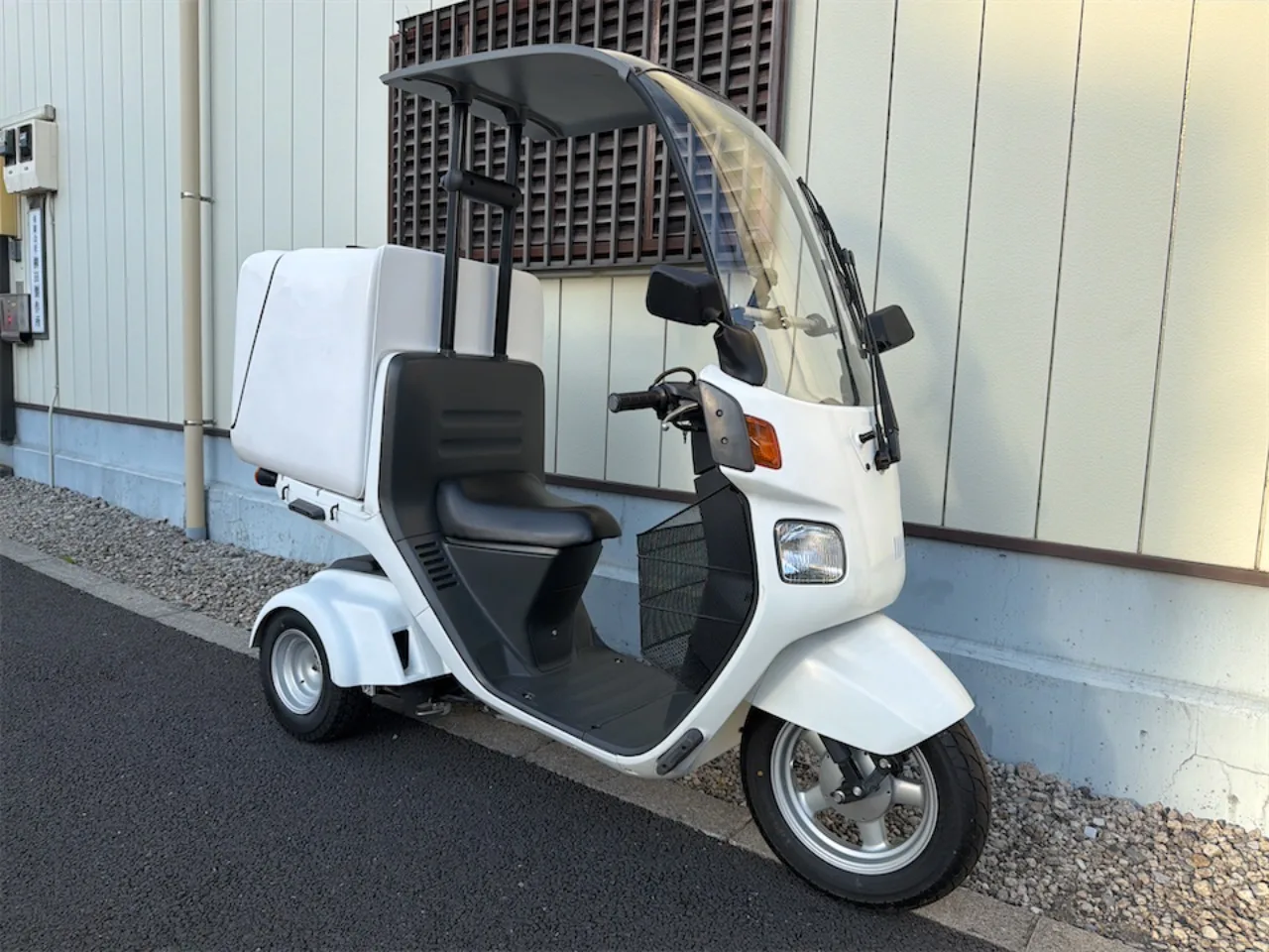 ホンダ ジャイロキャノピー 2018年式 白 JMS大型ボックス装着 左斜め前からの全体像