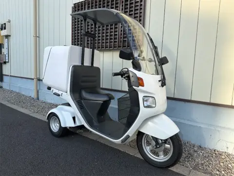ホンダ ジャイロキャノピー 2018年式 白 JMS大型ボックス装着 左斜め前からの全体像
