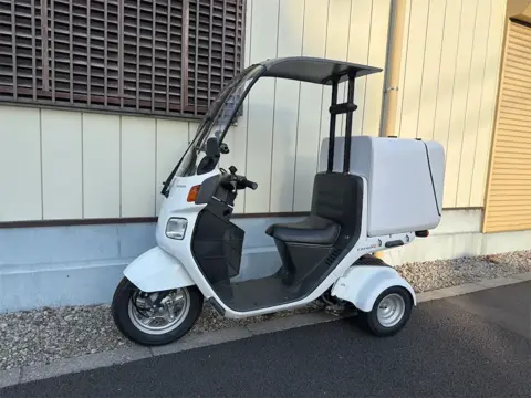 ジャイロキャノピー 左斜め後方からの全体像 白ボディと大型ボックス
