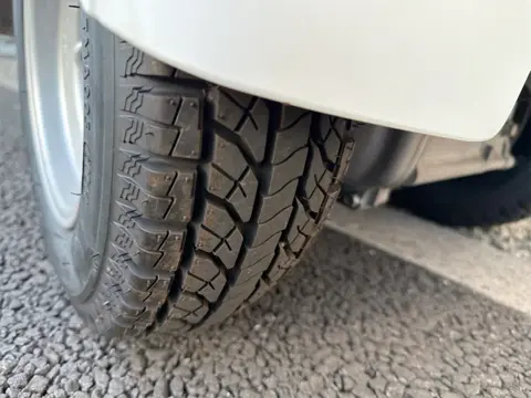 リアタイヤ 残溝十分なトレッド面