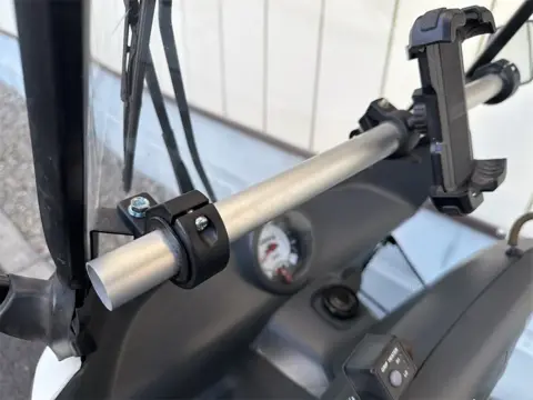 スマホホルダー付きアルミバー ハンドル前方に装着