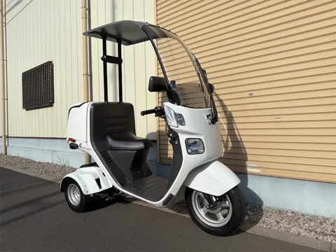 ホンダ ジャイロキャノピー 2019年式 白 カスタム車 左前方からの全体像 ルーフと白ワゴンボックス