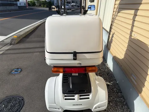 真後ろからの全景 ワゴンボックス背面とテールランプ・HONDAロゴ入りリアフェンダー