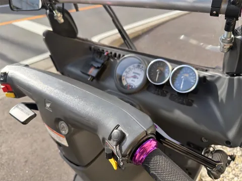 コクピット全景 純正メーターとAUTO GAUGE 2連メーター・紫カスタムレバー