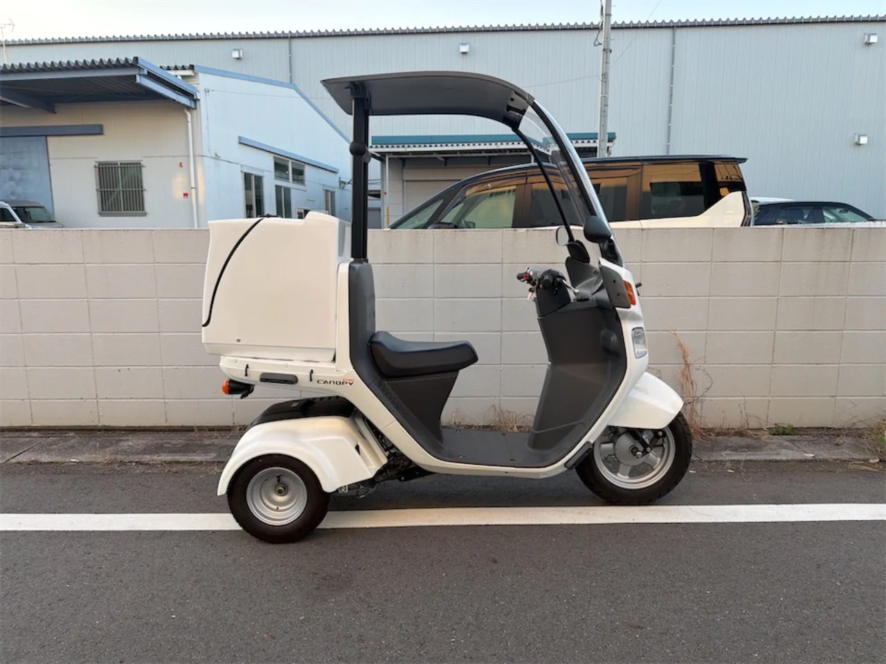 ホンダ ジャイロキャノピー 2025年式 白 走行2,809km 左側面からの全体像