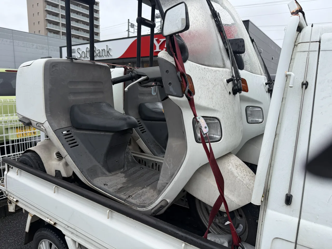 軽トラックに積み込んだジャイロキャノピー2台。ルーフとリアボックスが付いたまま