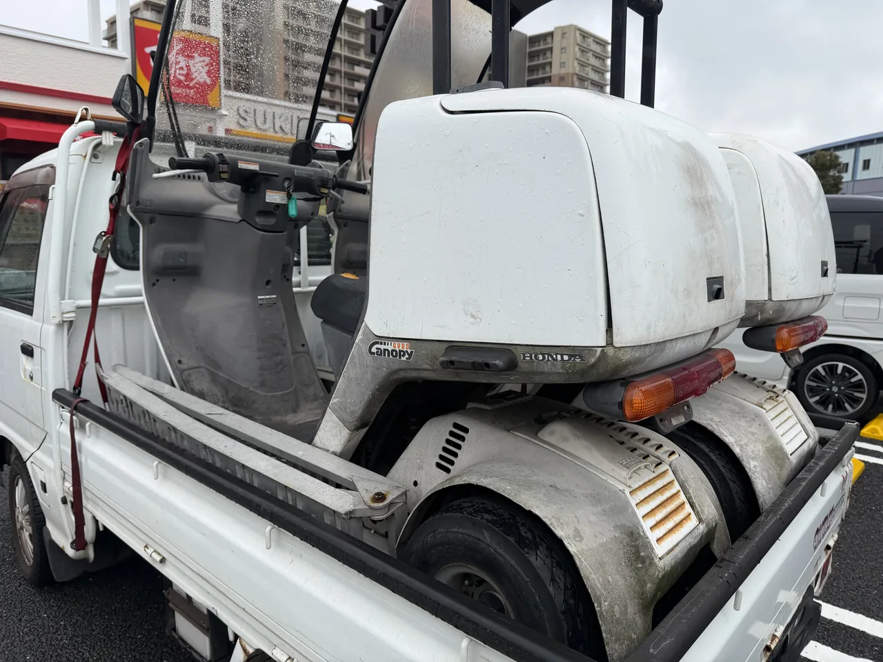 荷台に2台積んだ状態。このまま三郷市の店舗へ運んだ