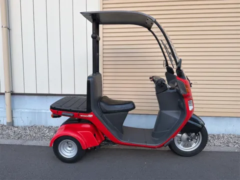 ホンダ ジャイロキャノピー 2020年式 赤 左側面からの全体像 ルーフとデッキ