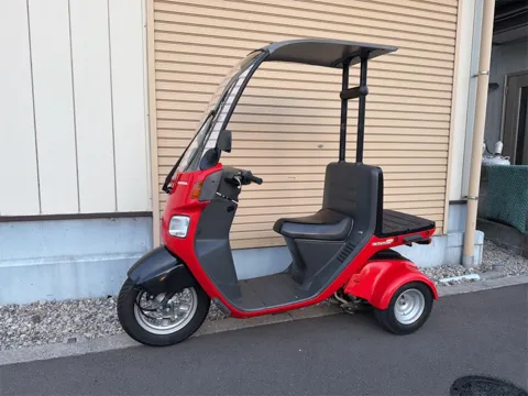 ジャイロキャノピー 左斜め前からの全体像 HONDAロゴとヘッドライト