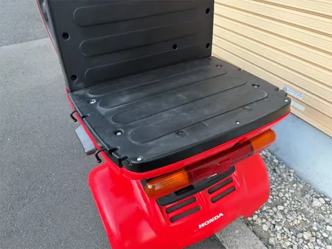 リアデッキ後端とテールランプ HONDAロゴ入りリアフェンダー