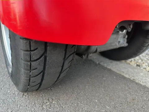 後輪タイヤのトレッド面 溝は残るが経年の細かいひびあり