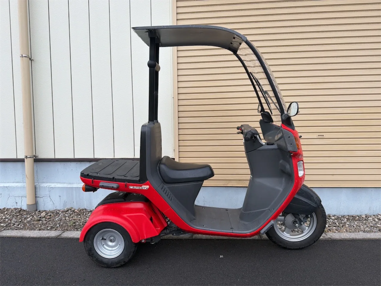 ホンダ ジャイロキャノピー 2023年式 赤 デッキタイプ 左斜め前からの全体像