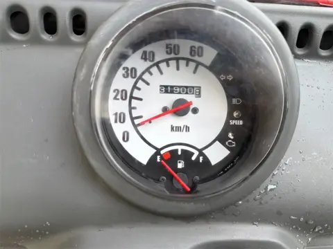 メーター 走行距離31,900km 速度計60km/hまで・燃料計付き