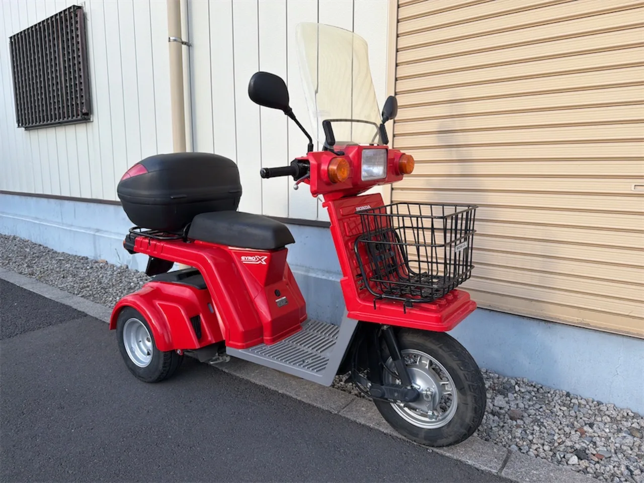 ホンダ ジャイロX 2016年式 赤 右斜め前からの全体像 風防とバスケット