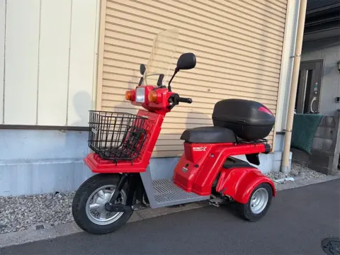 ジャイロX 左斜め後方からの全体像 赤ボディ