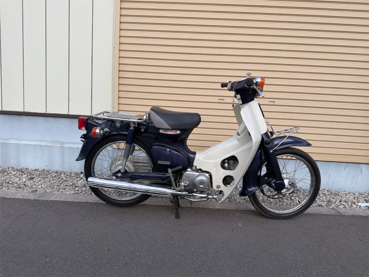 ホンダ スーパーカブ50 ダークブルー 右側面からの全体像