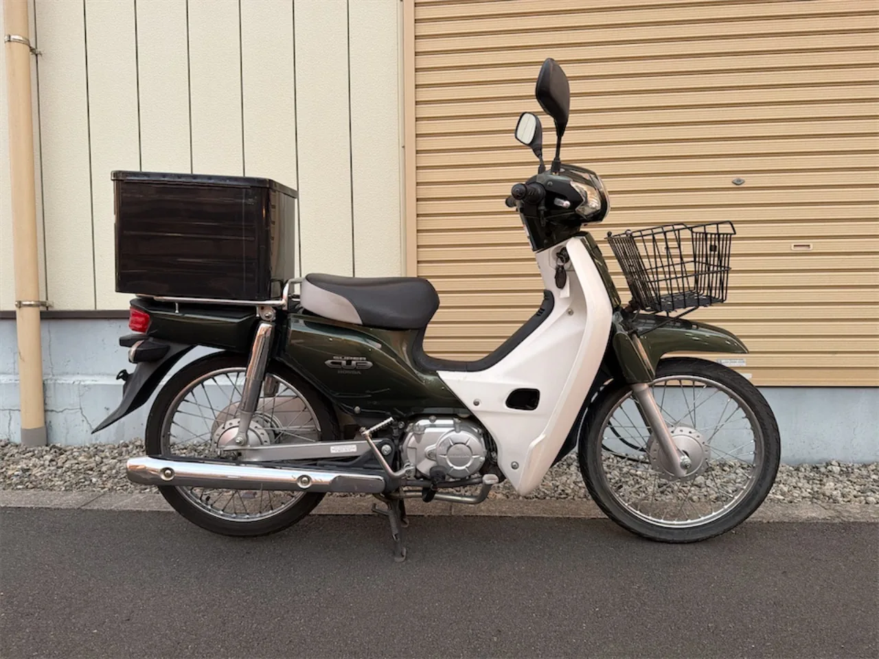 ホンダ スーパーカブ50DX グリーン 右側面からの全体像 前かごとリアボックス付き
