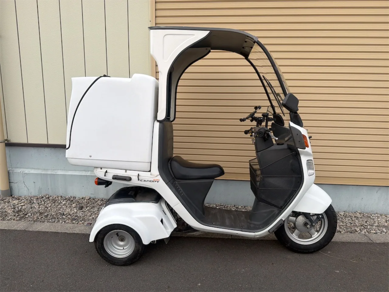 ホンダ ジャイロキャノピー 2014年式 白 右側面からの全体像 大型リアボックスとインナーバスケット