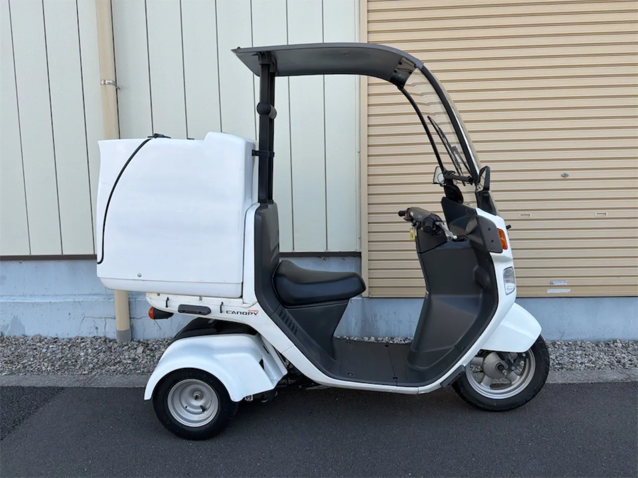 ホンダ ジャイロキャノピー 2018年式 白 ティーズボックス付き 左側面からの全体像