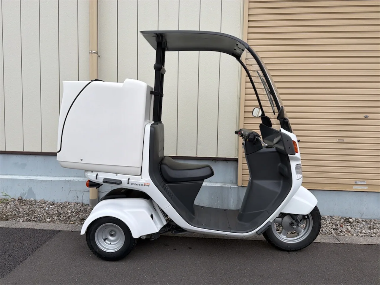 ホンダ ジャイロキャノピー 2023年式 白 ティーズプロダクツボックス付き 右側面からの全体像