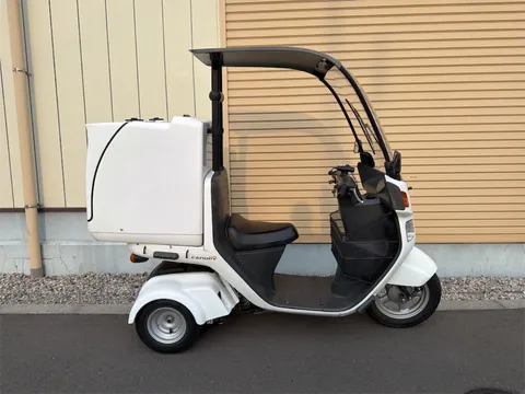 ジャイロキャノピー 左側面からの全体像 ルーフ・白い大型リアボックス・フロントバスケット