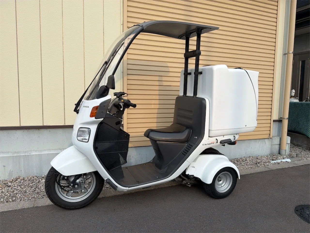 ホンダ ジャイロキャノピー 2018年式 白 右斜め前からの全体像 ルーフと大型リアボックス