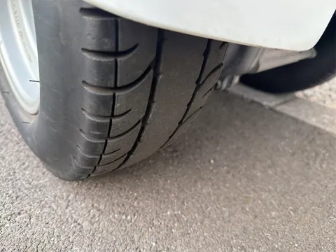 後輪タイヤのトレッド面 溝の残り具合