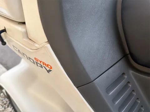 左サイド外装 GYRO CANOPYロゴまわりに経年の黄ばみあり