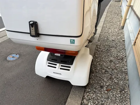 リア全景 ティーズプロダクツ製の鍵付き大型ボックスとテールランプ