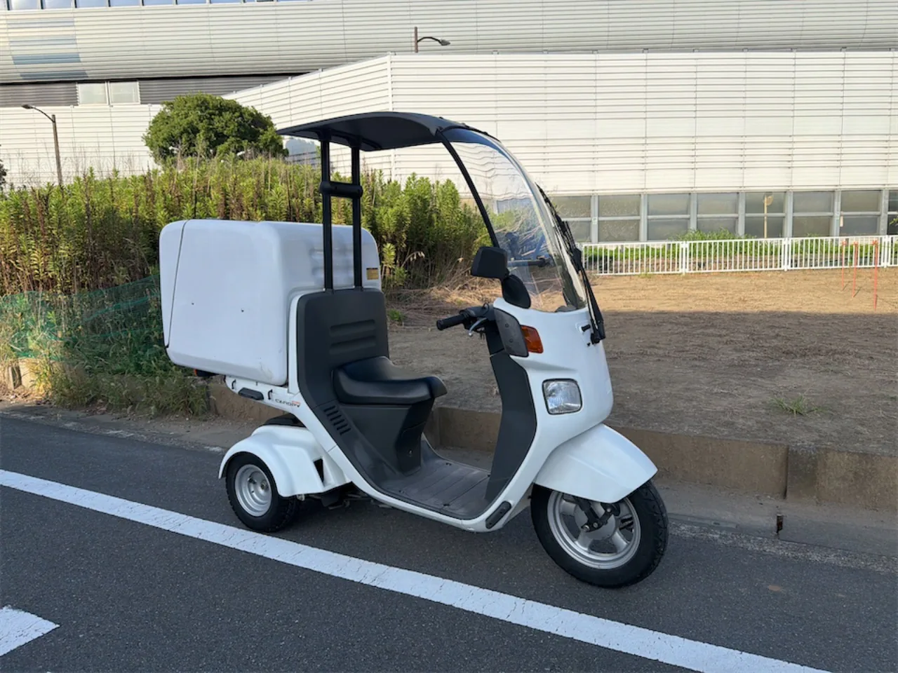 ホンダ ジャイロキャノピー 2020年式 白 右斜め前からの全体像 ルーフとラージボックス